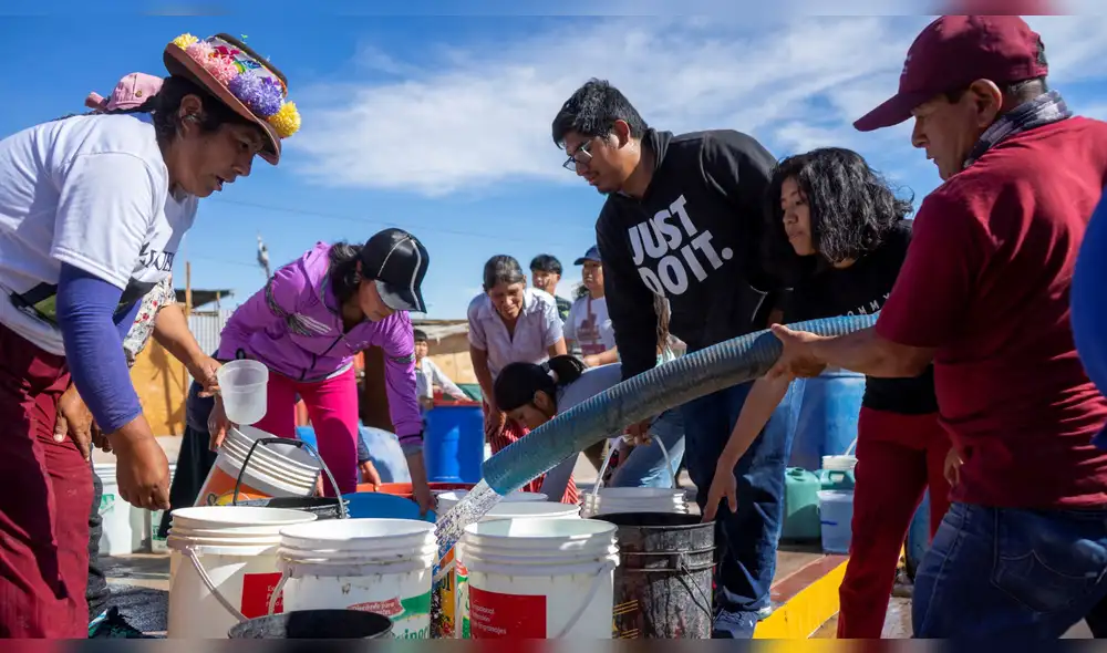 Atención. Los camiones cisterna recorren Moquegua e Ilo para entregar el líquido elemento. La población se queja. Foto: Southern Peru