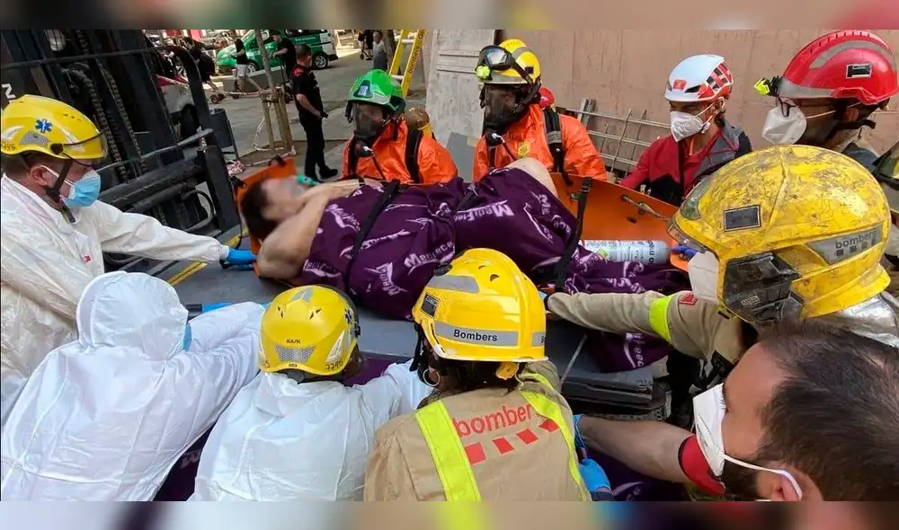 Debido a las condiciones insalubres del lugar, los bomberos utilizaron equipos especiales para ingresar a la vivienda llena de toneladas de basura. Foto: El País Debido a las condiciones insalubres del lugar, los bomberos utilizaron equipos especiales para ingresar a la vivienda llena de toneladas de basura. Foto: El País