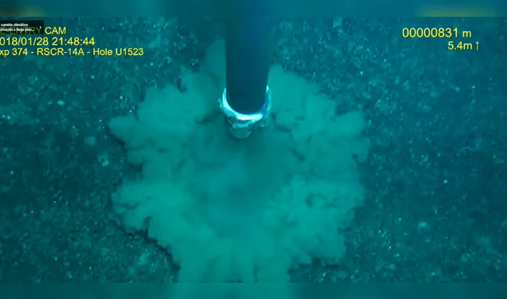 Momento en que la expedición científica perforó el lecho marino antártico para extraer sedimento. Fotocaptura: YouTube