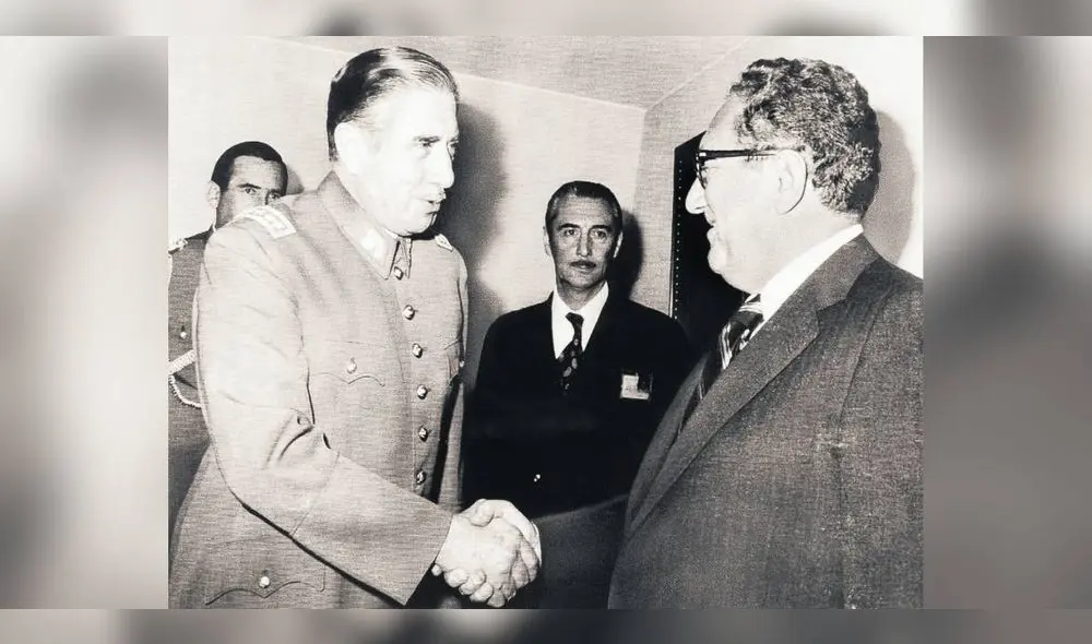 Juntos son dinamita. Augusto Pinochet y Henry Kissinger en Santiago después del golpe. Foto: difusión Juntos son dinamita. Augusto Pinochet y Henry Kissinger en Santiago después del golpe. Foto: difusión