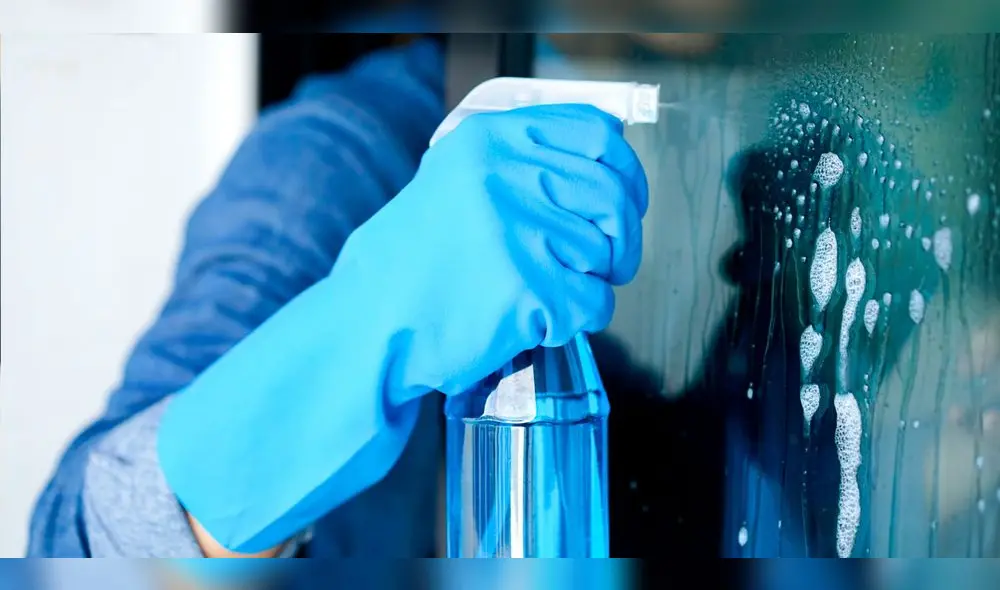 No es bueno echar limpiavidrios en tu televisor u otro aparato electrónico. Foto: Computer Hoy