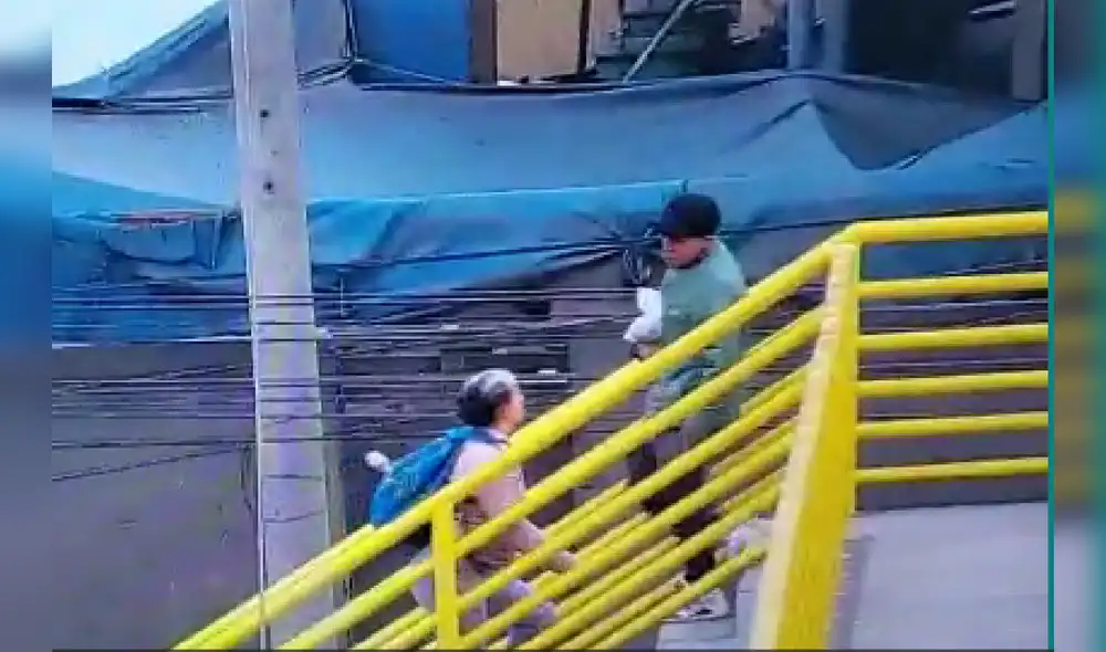 De acuerdo a información que brinda un familiar de la persona agraviada, el sujeto identificado como Daniel Alonso Merino Gavino se encontraba en un puente concurrido del distrito. Foto: captura de Municipalidad SMP - Video: Municipalidad SMP
