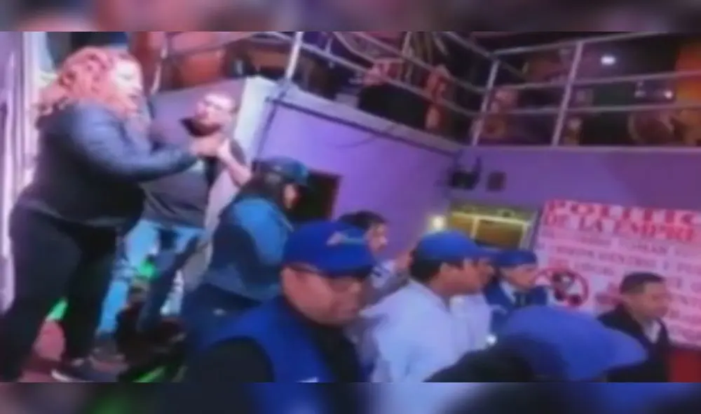 Fiscalizadores retenidos contra su voluntad por una turba de personas. Foto: captura de Latina