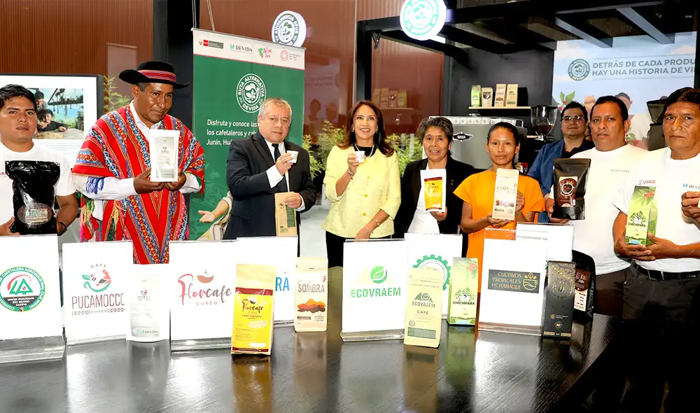 Productores cafetaleros impulsados por la Comisión Nacional para el Desarrollo y Vida sin Drogas (Devida). Foto: Devida