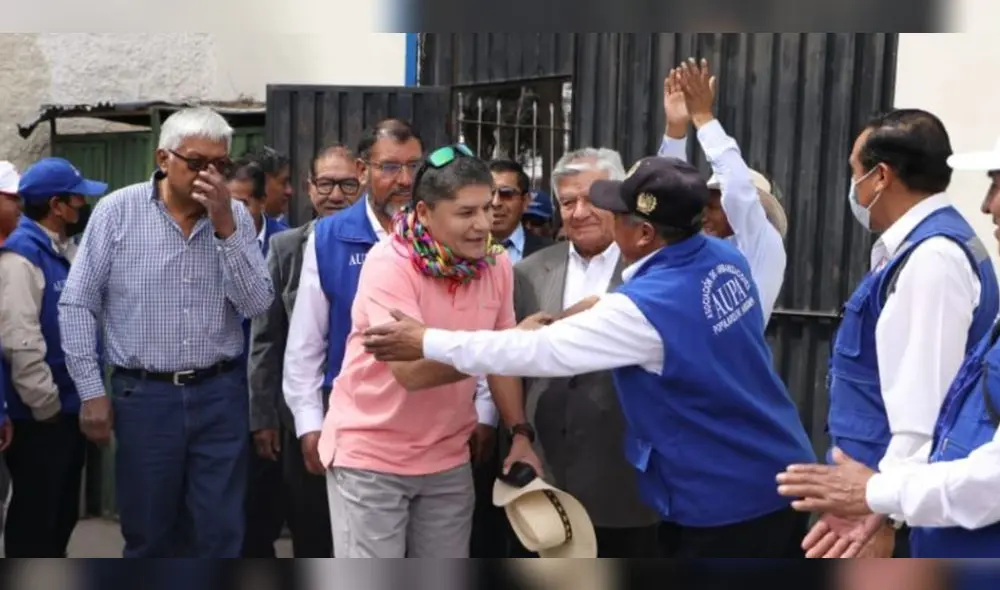 En AUPA. Burgomaestre Víctor Hugo Rivera saludó a dirigentes, pero evitó hablar con periodistas sobre investigación. Foto: LR