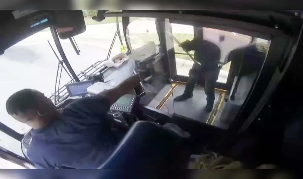 Cámaras del autobús en Charlotte, Carolina del Norte captaron la balacera. Foto: AOL - Video: KSAT 12/YouTube Cámaras del autobús en Charlotte, Carolina del Norte captaron la balacera. Foto: AOL - Video: KSAT 12/YouTube