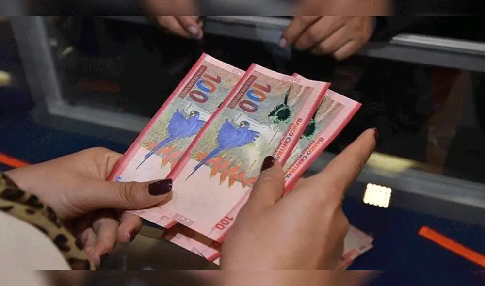 La cajera de un banco en La Paz, Bolivia, entregó 90.000 bolivianos más de lo que le solicitaron. Foto: Unitel - Video: RCM