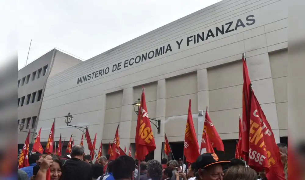 Sindicatos de trabajadores públicos se movilizaron este 30 mayo ante el MEF. Foto: Karina García Sindicatos de trabajadores públicos se movilizaron este 30 mayo ante el MEF. Foto: Karina García