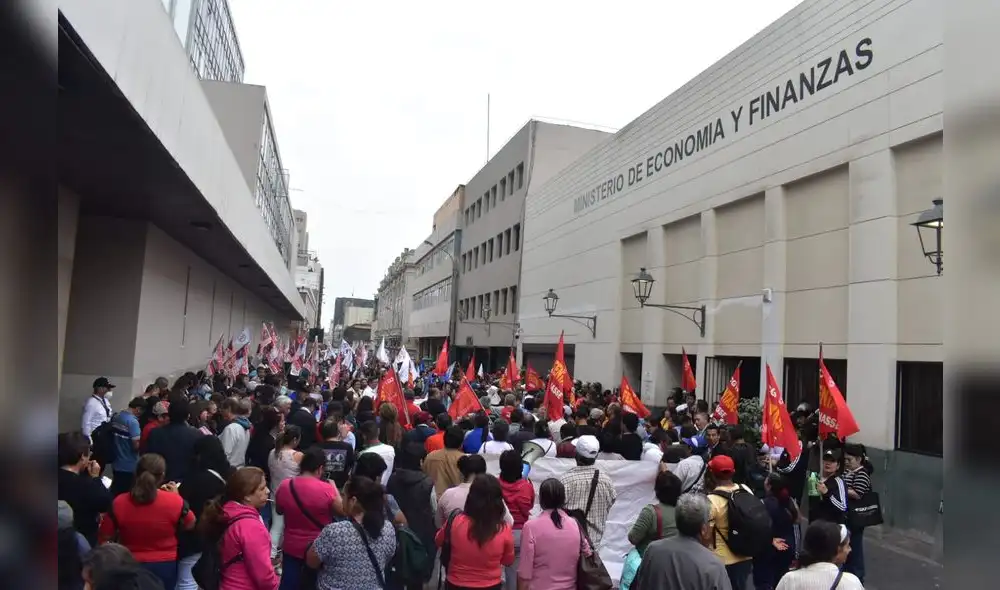Sindicatos de trabajadores públicos protestan frente al MEF para exigir avance de negociación colectiva. Foto: Munay García Cribillero