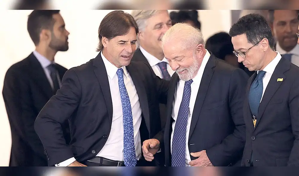 Las cosas claras. Luis Lacalle Pou (izquierda), presidente de Uruguay, conversa con el mandatario anfitrión, Lula da Silva. Foto: AFP