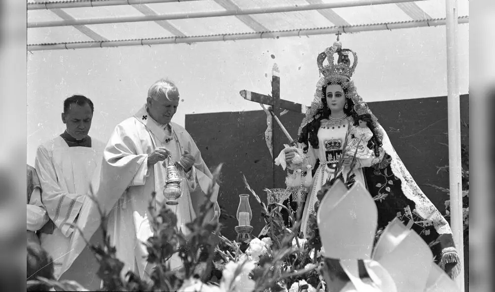 Coronación. El Papa Juan Pablo II coronó en 1985 a la Virgen de Chapi. En esa oportunidad, la imagen fue traída en helicóptero hasta la ciudad. Foto: difusión Coronación. El Papa Juan Pablo II coronó en 1985 a la Virgen de Chapi. En esa oportunidad, la imagen fue traída en helicóptero hasta la ciudad. Foto: difusión