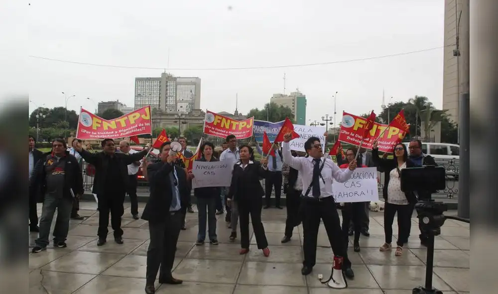 Trabajadores judiciales realizan vigilia este jueves 01 de junio. Foto: FNTPJ Trabajadores judiciales realizan vigilia este jueves 01 de junio. Foto: FNTPJ