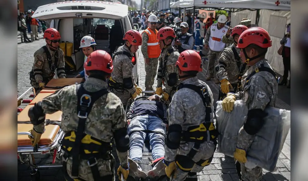 Auxilio. Soldados simulan el rescate de una persona herida ante la eventualidad de un terremoto de gran magnitud. Foto: Rodrigo Talavera/ LR Auxilio. Soldados simulan el rescate de una persona herida ante la eventualidad de un terremoto de gran magnitud. Foto: Rodrigo Talavera/ LR