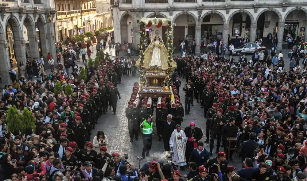 Ingreso. El anda de la Virgen de Chapi fue cargada por efectivos de la Policía Nacional. Cientos de ciudadanos aguardaban por verla. Foto: Rodrigo Talavera/ LR Ingreso. El anda de la Virgen de Chapi fue cargada por efectivos de la Policía Nacional. Cientos de ciudadanos aguardaban por verla. Foto: Rodrigo Talavera/ LR