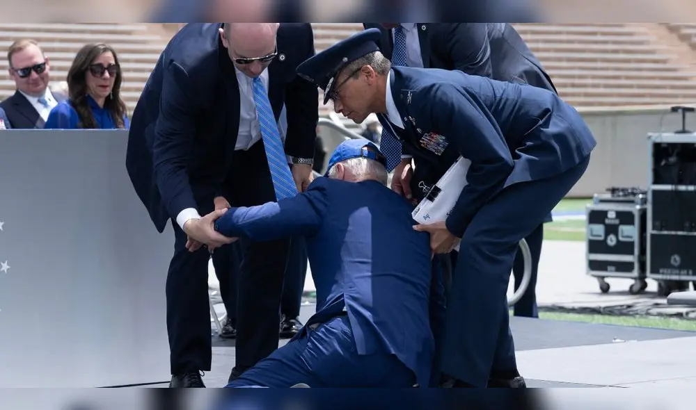 "Había una bolsa de arena en el escenario mientras estrechaba la mano", contó el director de Comunicaciones del Gobierno, Ben LaBolt. Foto: AFP - Video: EFE "Había una bolsa de arena en el escenario mientras estrechaba la mano", contó el director de Comunicaciones del Gobierno, Ben LaBolt. Foto: AFP - Video: EFE