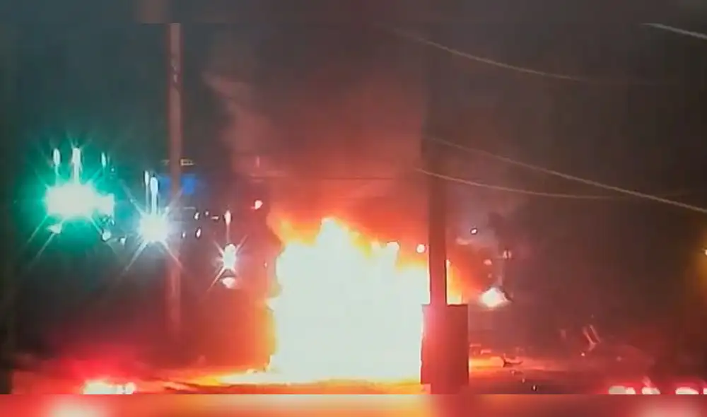 Auto quedó reducido a cenizas tras explosión. Foto: Vanesa Sandoval/ La República| Video: Vanesa Sandoval/ La República