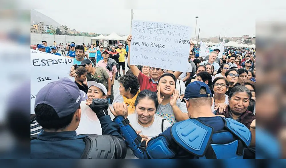 Fuertes críticas. Vendedores se sintieron burlados por llevarlos a una zona nada comercial. Vecinos pidieron que el terreno sea para deportes y áreas verdes. Foto: John Reyes/La República