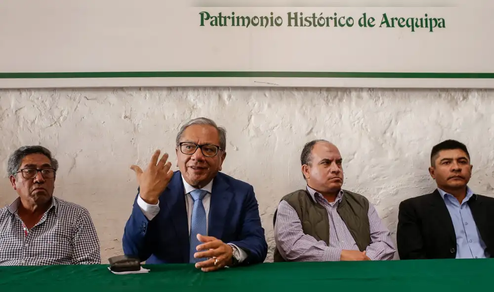 Con los agricultores. El parlamentario Carlos Anderson se reunió con los agricultores para conocer su situación. Foto: La República