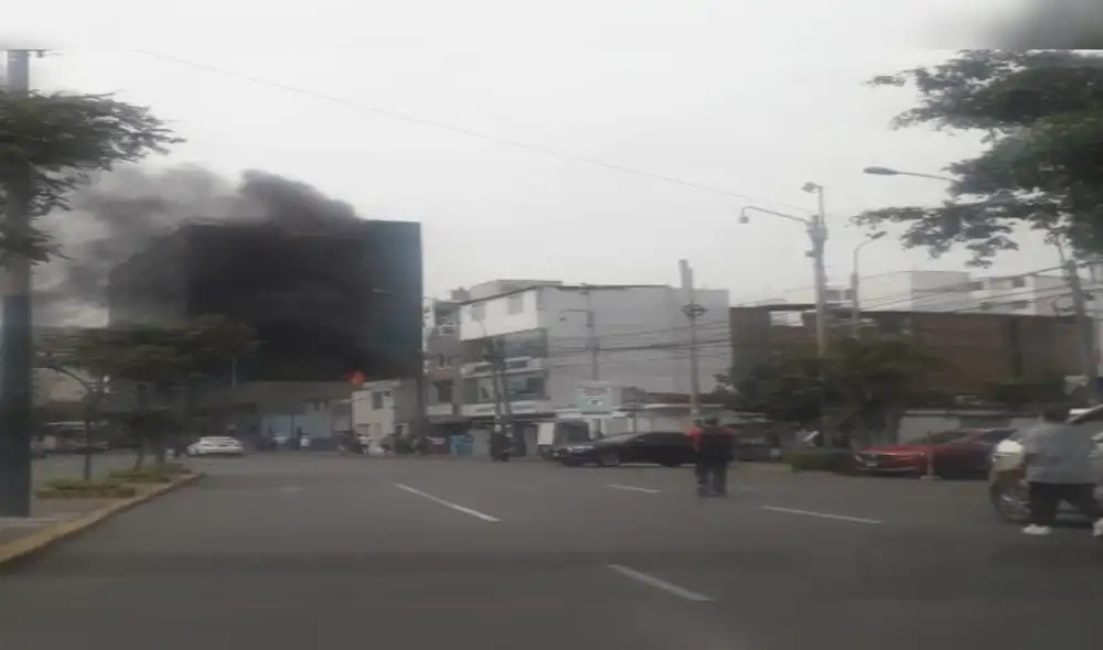 Vivienda se incendia frente a hospital Rebagliati. Foto: captura video