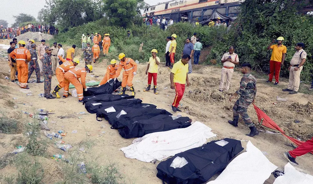 Dolor. Brigadas de la Fuerza Nacional de Rescate de Respuesta a Desastres de India trasladan cuerpos de las víctimas. Foto: EFE