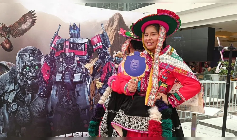 Saga. Optimus Prime y una cusqueña nativa en el avant premier de esta saga. Foto: La República