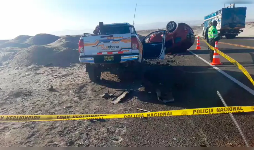 Destrozados. La peor parte la llevó la camioneta en que viajaba la familia. Quedó chatarra. Foto: La República Destrozados. La peor parte la llevó la camioneta en que viajaba la familia. Quedó chatarra. Foto: La República