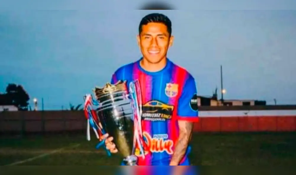 Ronaldo posando con la copa de campeón de la liga distrital. Foto: La República