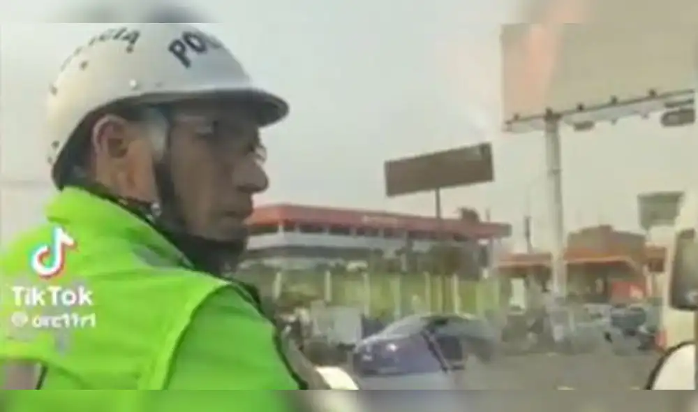 El agente policial tildó de "burro" al conductor por increpar su accionar para dirigir el tránsito vehicular. Foto y video: Twitter/Unchasqui