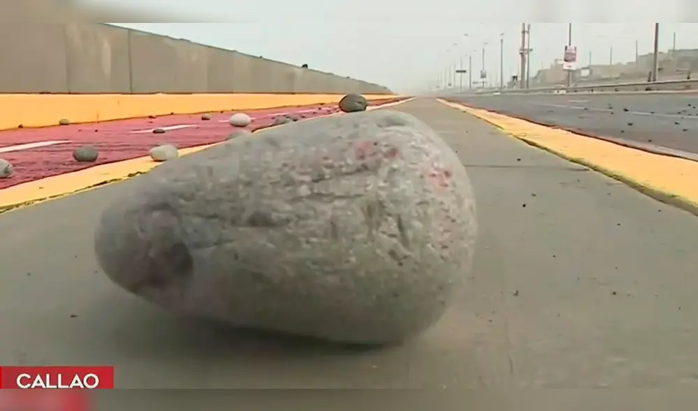 En la provincia de Pisco, en Ica, las olas de gran tamaño afectaron una autopista. Foto: captura de América TV. Video: América TV