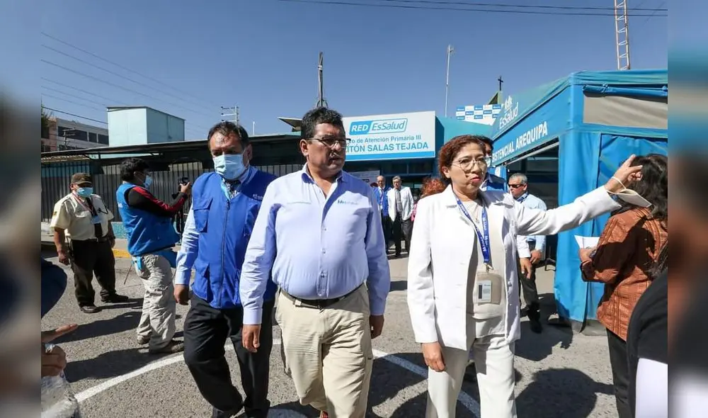 EVALÚA. Presidente ejecutivo de EsSalud verificó obra del Melitón Salas en Socabaya.