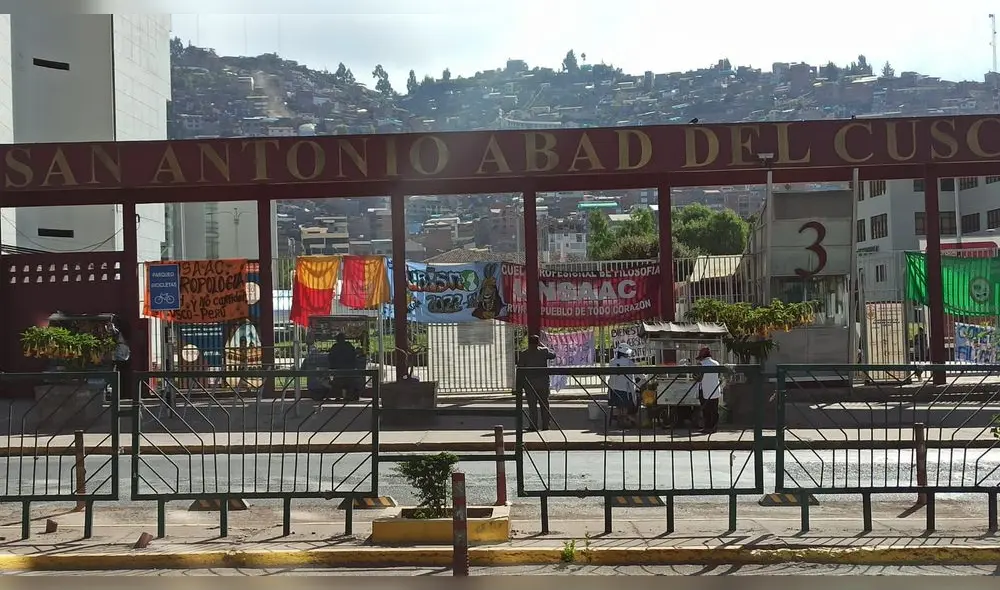 Estudiantes de la Unsaac esperan que sus petitorios sean atendidos por las autoridades universitarias. Foto y Video: Rocío Cárdenas/La República
