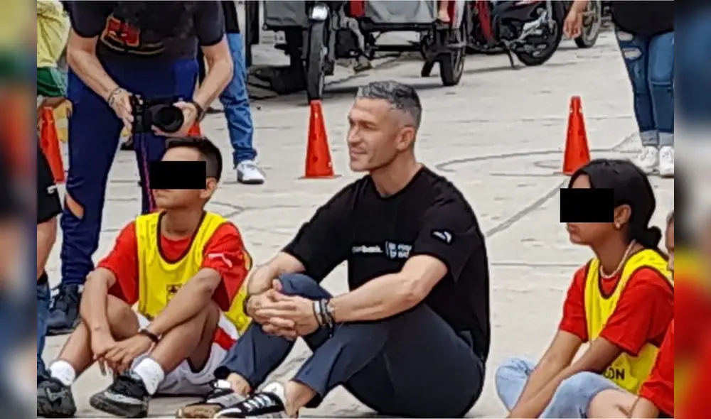 Luis García llevó a cabo actividades deportivas con los niños y niñas. Foto: Iquitos al Rojo Vivo