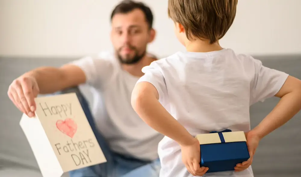 Sorprende a papá con un regalo en su día especial. Foto: Freepik
