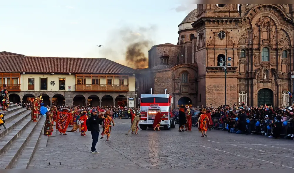 Autobots de “Transformers” se lucen en la plaza Mayor. Foto: Rocío Cárdenas/La República Autobots de “Transformers” se lucen en la plaza Mayor. Foto: Rocío Cárdenas/La República