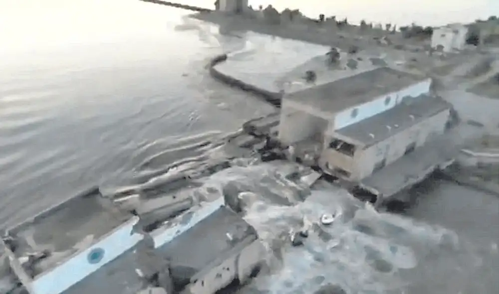 El desborde provocado por la voladura de la represa inundó pueblos enteros. Foto: EFE