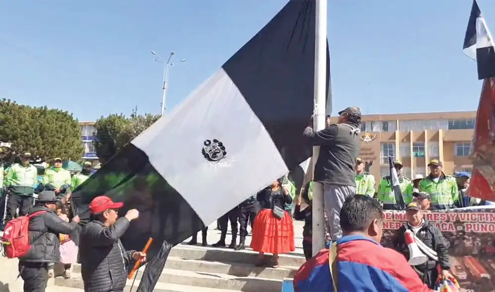 Juliaca. Pese a que no había cuerda, lograron izar la bandera blanca y negra por los muertos. Foto: Kleber Sánchez/La República