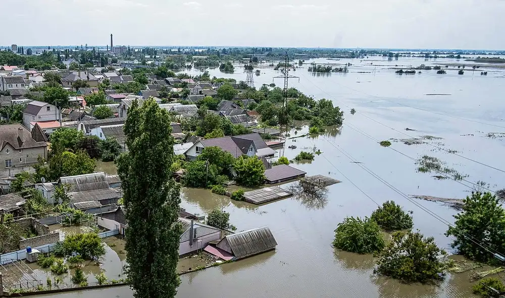 Catástrofe. Casi 80 poblados fueron afectados por la masa de agua que se desbordó tras la voladura de la represa. Ucrania y Rusia se siguen culpando. Foto: EFE Catástrofe. Casi 80 poblados fueron afectados por la masa de agua que se desbordó tras la voladura de la represa. Ucrania y Rusia se siguen culpando. Foto: EFE