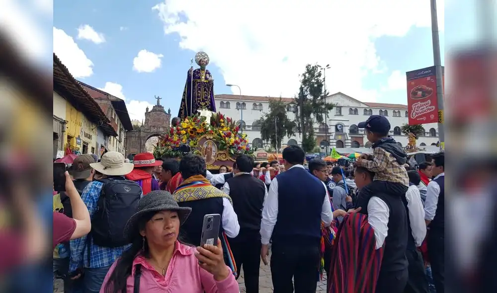 Ingreso. Ayer llegaron a la plaza 14 imágenes de vírgenes y santos como San Antonio Abad.