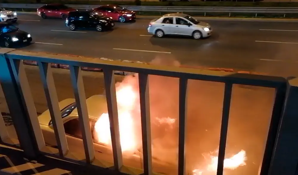 El conductor del vehículo logró salir del carro cuando este se estaba incendiando. Foto: difusión. Video: difusión