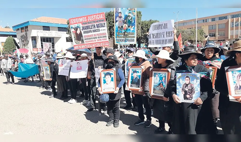 Familiares y amigos de los fallecidos en las protestas sociales realizaron un plantón en demanda de justicia y sanción para los responsables. Foto: difusión Familiares y amigos de los fallecidos en las protestas sociales realizaron un plantón en demanda de justicia y sanción para los responsables. Foto: difusión