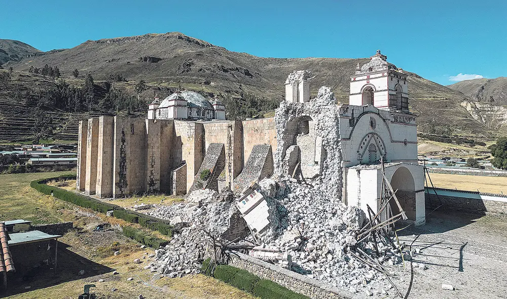 Iglesia de Lari. La torre del templo Purísima Concepción, considerado la Catedral de Caylloma, se derrumbó el último sábado. Las autoridades planean hacer un nuevo apuntalamiento. Foto: Rodrigo Talavera/La República