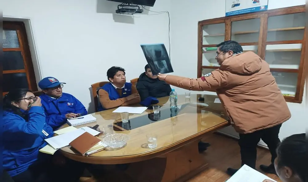 Defensor del Pueblo revisa una de las placas radiográficas de uno de los heridos atacado a balazos.. Foto: La República Defensor del Pueblo revisa una de las placas radiográficas de uno de los heridos atacado a balazos.. Foto: La República