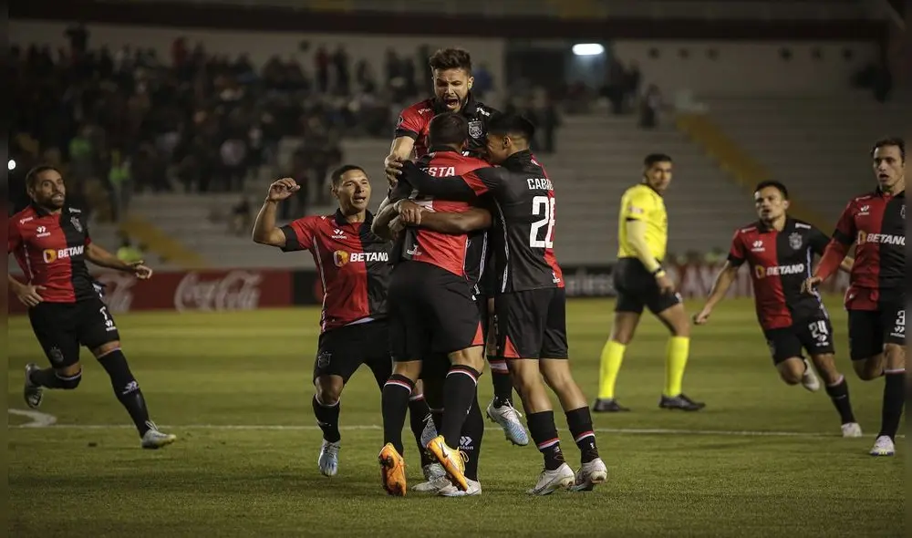 TRIUNFO. Seis triunfos obtuvo Soso dirigiendo al FBC Melgar, el último de goleada en la copa. Foto. La República TRIUNFO. Seis triunfos obtuvo Soso dirigiendo al FBC Melgar, el último de goleada en la copa. Foto. La República