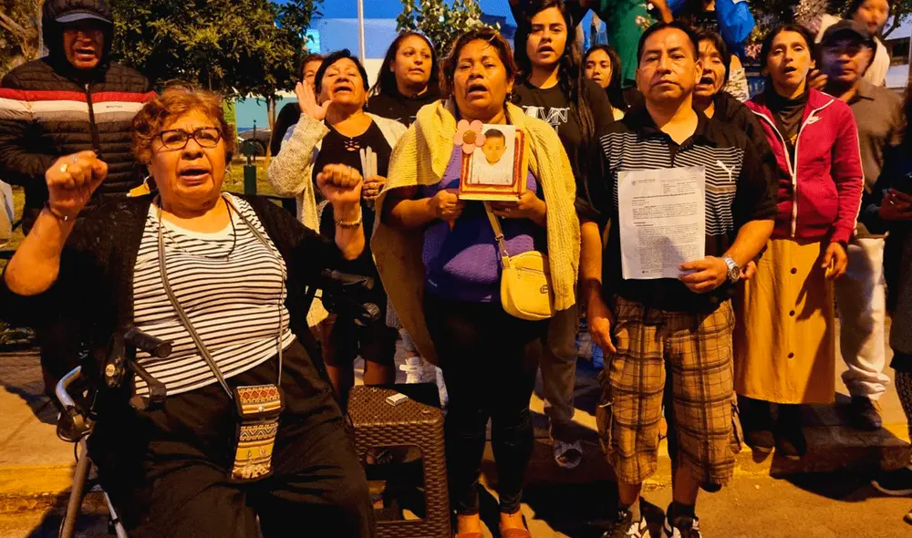 Vecinos y padres del menor fallecido exigen justicia. Foto y video: Bárbara Mamani/La República