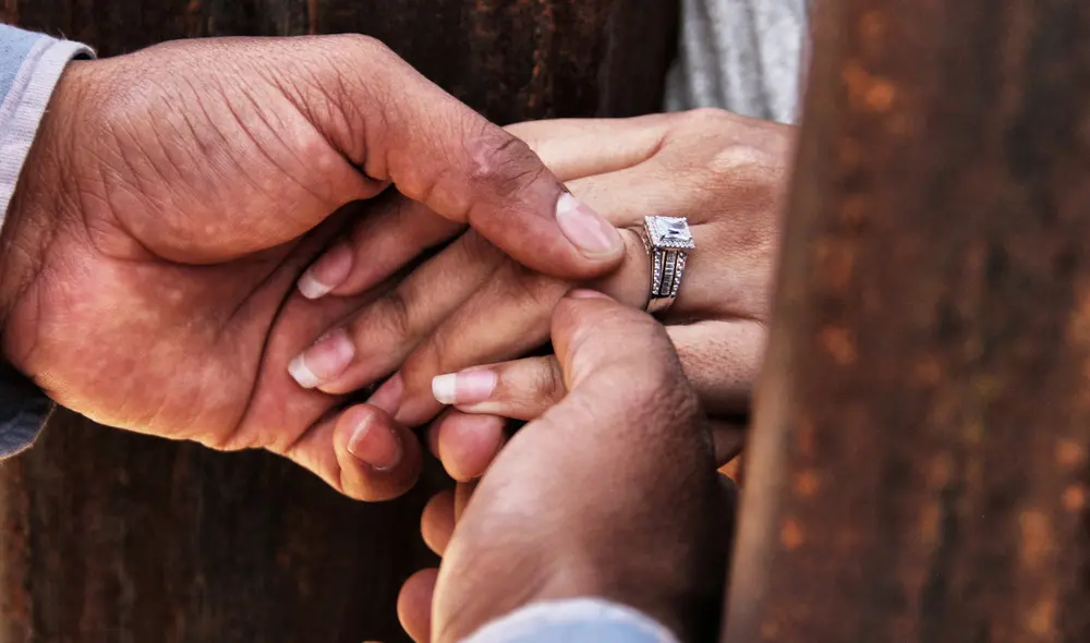 Los anillos simbolizan la unión en matrimonio de las parejas. Foto: AFP
