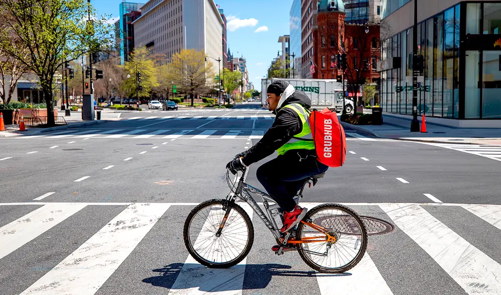 Nueva norma beneficiará a trabajadores de aplicaciones móviles como Ubereats, Doordash o Grubhub. Foto: EFE