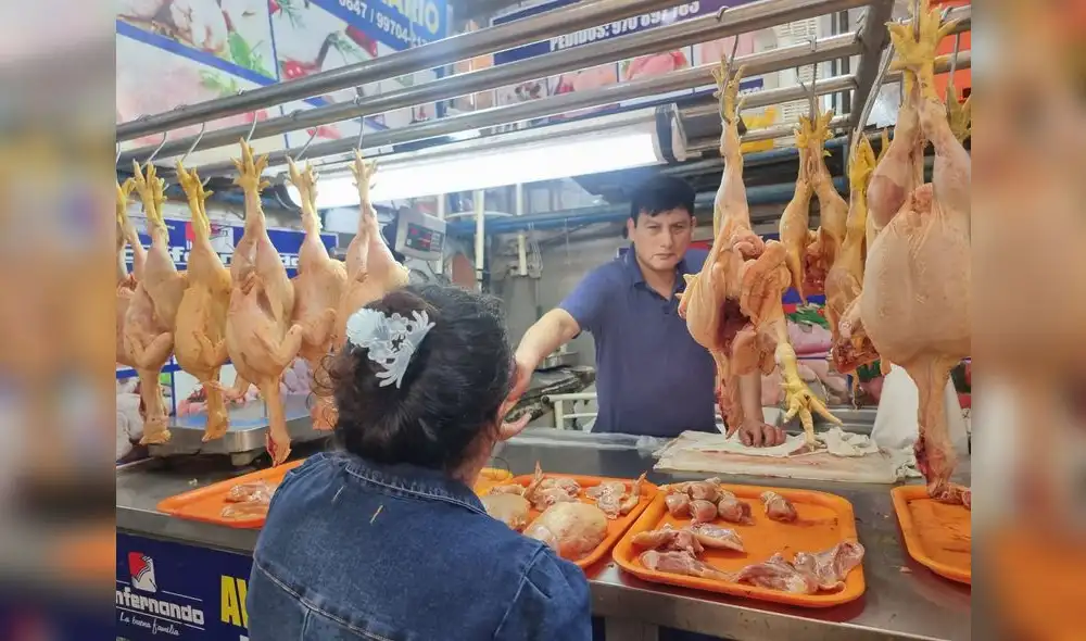 Precio del pollo ha llegado a costar hasta S/14 por kilogramo en mercados de Lima Metropolitana. Foto: difusión/LR Precio del pollo ha llegado a costar hasta S/14 por kilogramo en mercados de Lima Metropolitana. Foto: difusión/LR