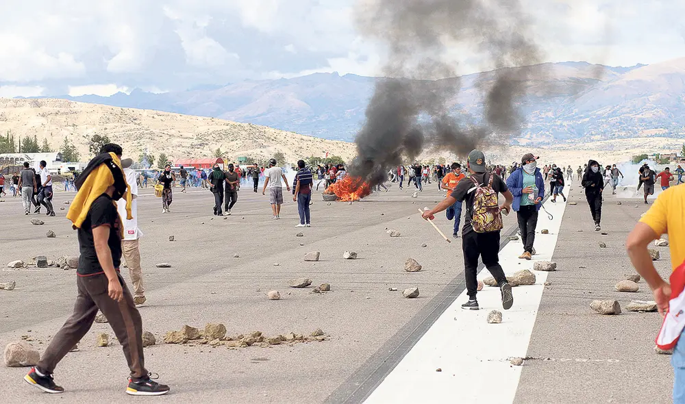 Hechos. En Ayacucho los enfrentamientos también se dieron al interior del aeropuerto. Concesionaria no entregó grabaciones. Foto: EFE Hechos. En Ayacucho los enfrentamientos también se dieron al interior del aeropuerto. Concesionaria no entregó grabaciones. Foto: EFE