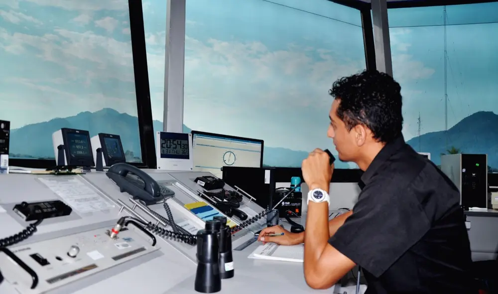 El controlador de tránsito aéreo dirige el flujo de las aeronaves de manera segura y eficiente. Foto: Andina