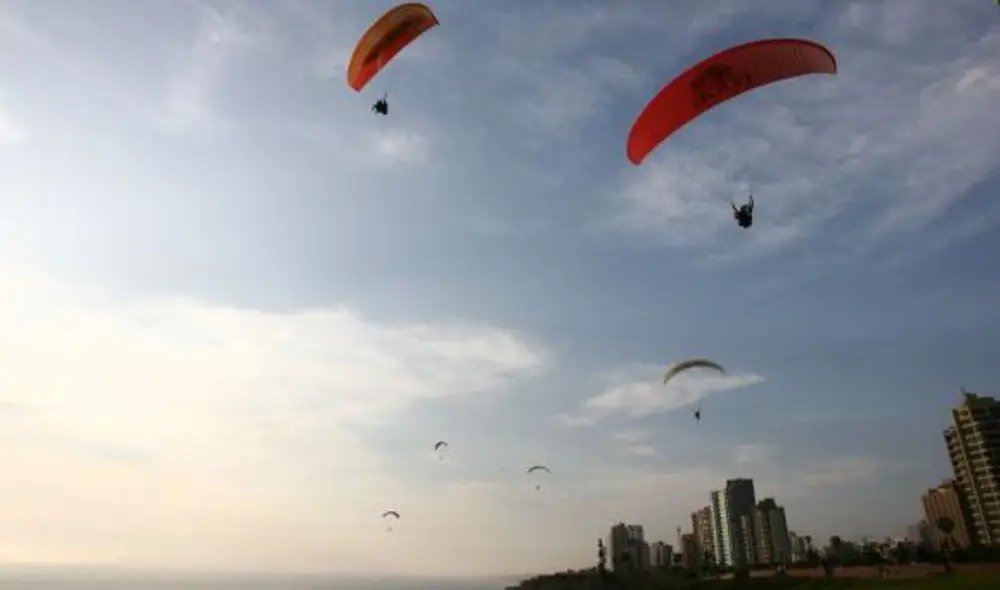Parapente terminó en una plataforma de Larcomar. Foto: USI/Referencial